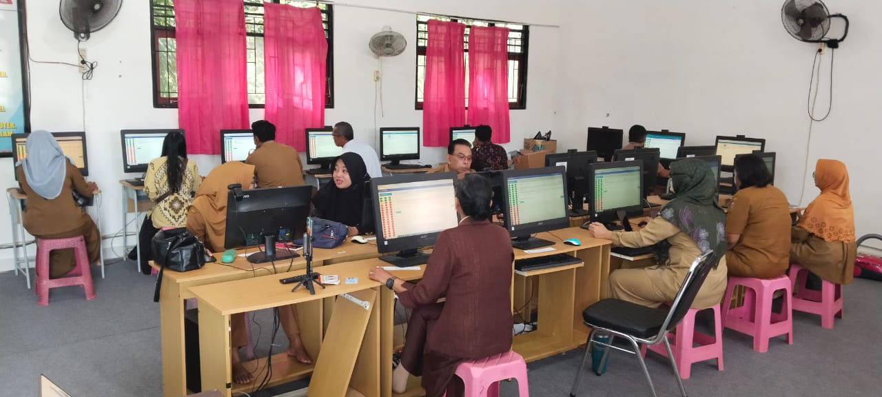 Kegiatan SULINGJAR (Survei lingkungan belajar) oleh guru di SMAN 1 Kotawaringin Lama