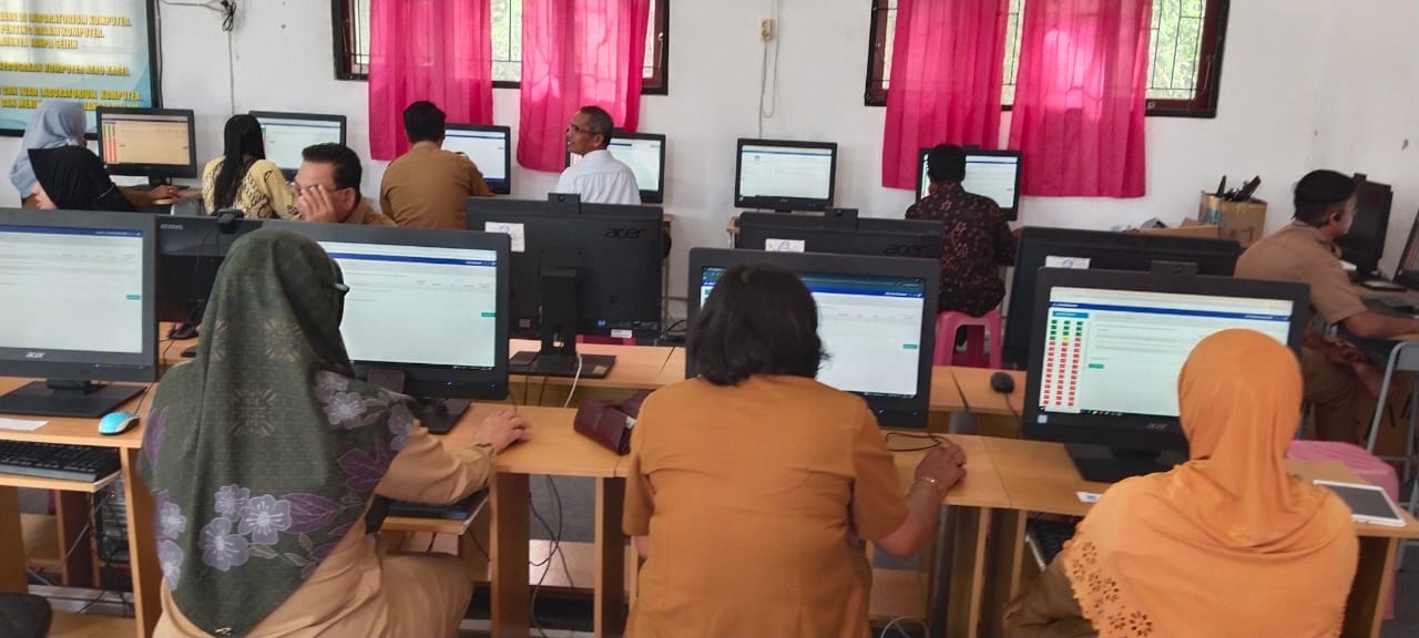 Kegiatan SULINGJAR (Survei lingkungan belajar) oleh guru di SMAN 1 Kotawaringin Lama